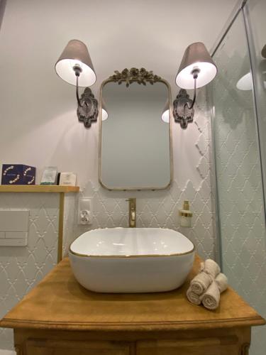 斯武普斯克Apartments PSD - Anny Łajming 3C的带白色水槽和镜子的浴室