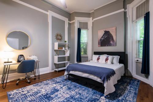 een slaapkamer met een bed, een bureau en een stoel bij Suite near downtown Louisville, KY - Suite II in Louisville