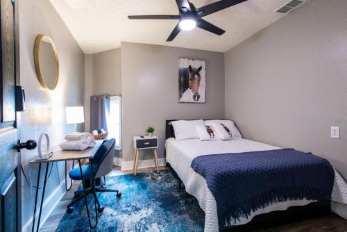 una camera con letto, scrivania e ventilatore a soffitto di Suite near downtown Louisville, KY - Suite X a Louisville