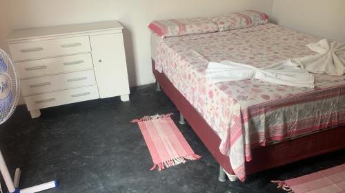 ein Schlafzimmer mit einem Bett und einer Kommode in der Unterkunft Pousada Ventos Pécem in São Gonçalo do Amarante
