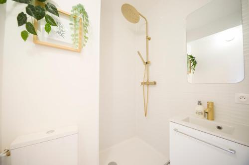 ein weißes Badezimmer mit Dusche und Toilette in der Unterkunft Studio - Luxury Home in Bussy-Saint-Georges