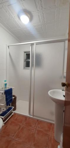 La salle de bains est pourvue d'une douche et d'un lavabo. dans l'établissement La Chirrichana 2, à Bicorp