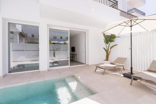Bossa Bay Suites with Private Pool - MC Apartments Ibiza