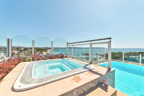 Der Swimmingpool an oder in der Nähe von Apartment Napoleon with terrace Golfe Juan