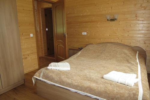 Ένα ή περισσότερα κρεβάτια σε δωμάτιο στο Bilyy Kamin Guest House