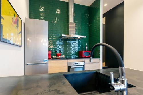 cocina con fregadero y nevera en Loft Center Burgos by Unique Rooms en Burgos