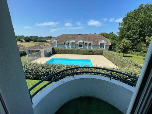 une vue d'une maison avec piscine dans l'établissement Appartement en Résidence avec Piscine, à Coulounieix-Chamiers