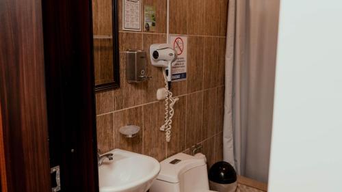 Baño pequeño con aseo y lavamanos en Hotel La Farola, en Cuenca