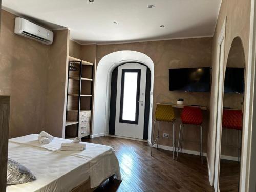Casa Catone (affitta camere) في مونتي بورزيو كاتوني: غرفة نوم مع سرير وغرفة مع نافذة