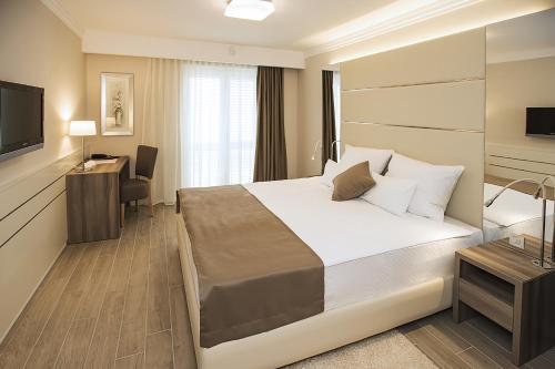 Ένα ή περισσότερα κρεβάτια σε δωμάτιο στο Hotel Vila Rova