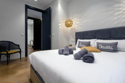 sypialnia z dużym łóżkiem z ręcznikami w obiekcie Loft Center Burgos by Unique Rooms w mieście Burgos