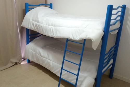 - 2 lits superposés dans un dortoir avec une échelle dans l'établissement Mi hogar, es tu hogar., à San Martín