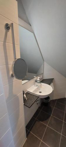 a bathroom with a sink and a mirror at Stadthotel am Bühnenhaus in Kevelaer