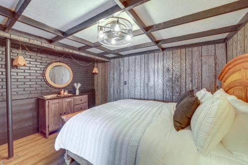 1 dormitorio con 1 cama grande y espejo en Lakefront Grove Retreat Private Boat Slip and Dock! en Grove