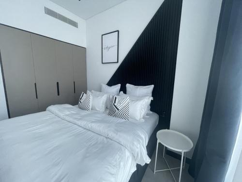 Postel nebo postele na pokoji v ubytování Iconic !Luxurious 1 Bed Apartment!