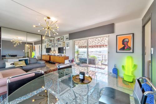 un salon avec une table en verre et un canapé dans l'établissement Appartement Marechal 2 bedroom flat, à Cannes