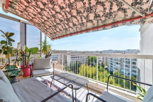 un balcon avec vue sur un immeuble dans l'établissement Appartement Marechal 2 bedroom flat, à Cannes