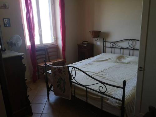 1 dormitorio con cama y ventana en Deliziosa Porzione di Casale, en Pescia Romana