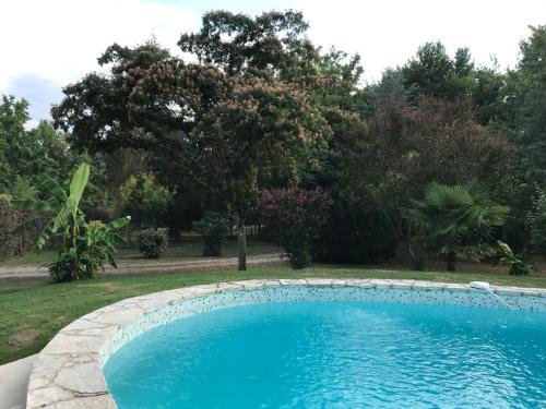 Bazén v ubytování Moulin à vent de Prentygarde en Dordogne nebo v jeho okolí