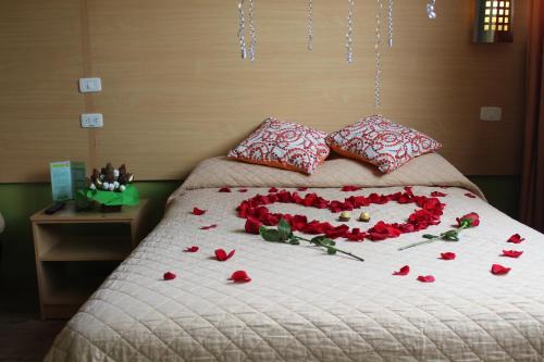 Una cama con un corazón hecho de rosas en Hostal Terra 1 - ANDALUCÍA, en Quito