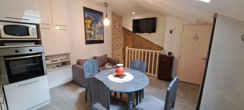 - une cuisine et une salle à manger avec une table et un canapé dans l'établissement Le Mont, à Fraissinet-de-Fourques