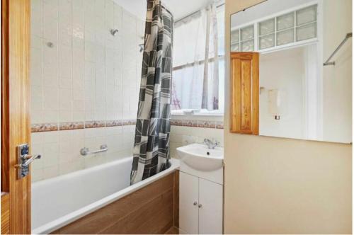 a bathroom with a sink and a tub and a toilet at 3Bed Apartment Pimlico London in London