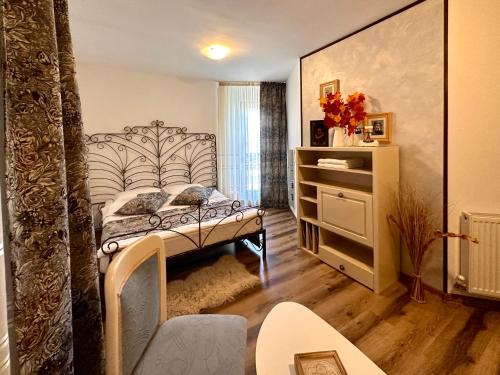 - une chambre avec un lit et une commode dans l'établissement Pensiunea CASA MOLDOVEANA, à Piatra Neamţ