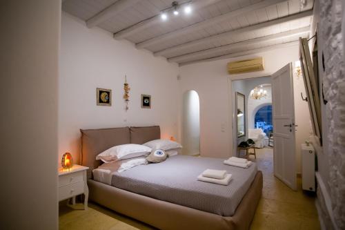 um quarto com uma cama com duas toalhas em Villa Surfland em Ftelia