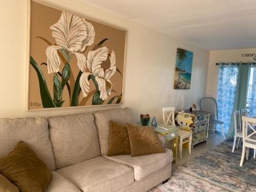 - un salon avec un canapé et une table dans l'établissement Bay Watch #5 - Weekly Beach Rental condo, à Clearwater Beach