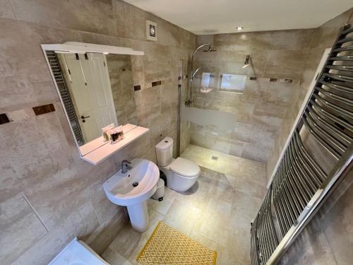 een badkamer met een toilet en een wastafel bij Cooper Avenue 6 in Ingoldmells