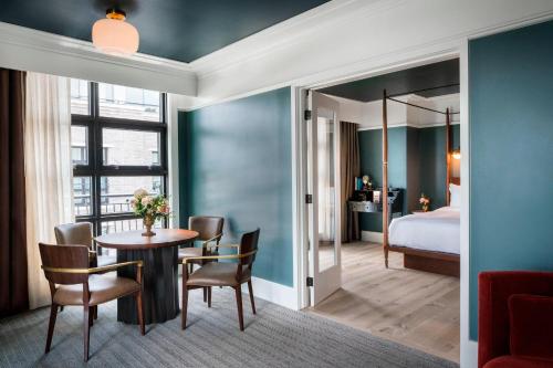 Cama ou camas em um quarto em Perry Lane Hotel, a Luxury Collection Hotel, Savannah
