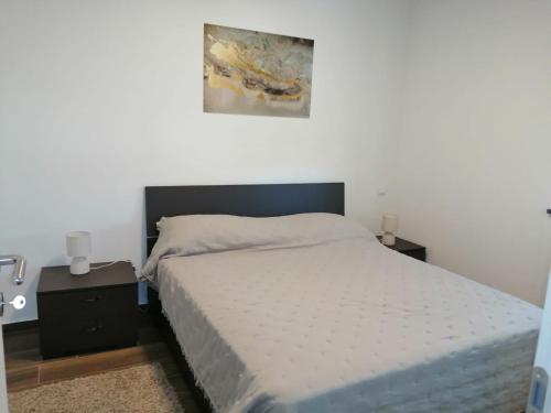 een slaapkamer met een bed en twee nachtkastjes bij Apartman Sterpin in Pula