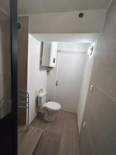 une petite salle de bain avec toilettes et lavabo dans l'établissement Appartement cosy au cœur de Sète avec balcon détente, à Sète