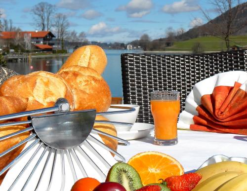 Afbeelding uit fotogalerij van Seehotel Waltershof in Rottach-Egern