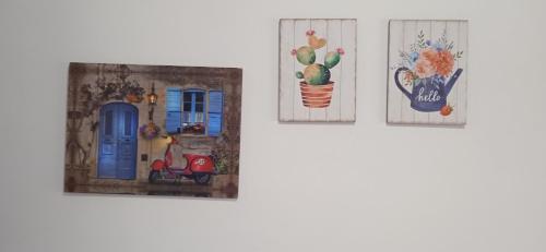 tres cuadros de un cactus en una pared en Le DueLamie, en Sessa Cilento