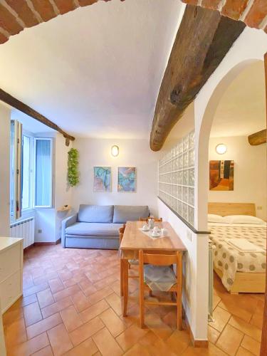 a living room with a couch and a table at Casedirio Apartment - Riomaggiore in Riomaggiore