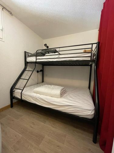 a couple of bunk beds in a room at APPARTEMENT PIED DES PISTES-ALPE D'HUEZ-LES BERGERS-1 Chambre-5 personnes in L'Alpe-d'Huez