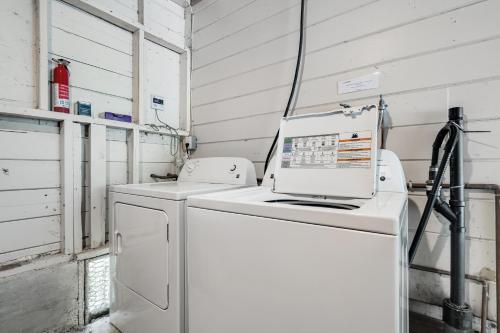 a laundry room with two washes and a machine at Prairie Beach Home in Orick