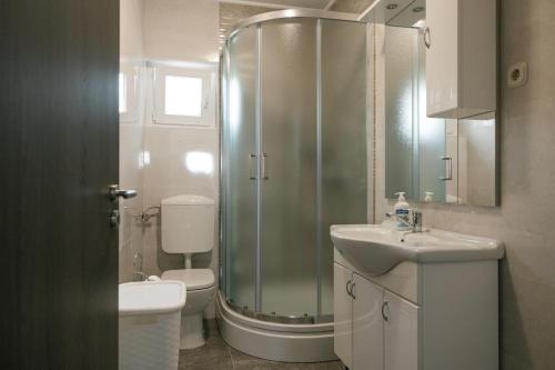 Ένα μπάνιο στο Apartments Zanic with private swimming pool and sea view