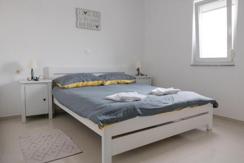 Ένα ή περισσότερα κρεβάτια σε δωμάτιο στο Apartments Zanic with private swimming pool and sea view