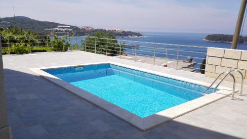 una piscina con vistas al océano en Oliva Apartments Lozica, en Dubrovnik