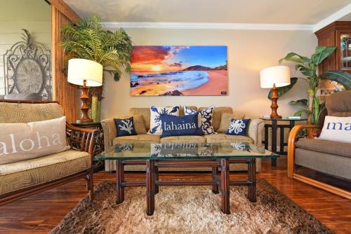 sala de estar con sofá y mesa en Kahana Reef #404 en Kahana