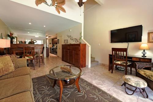 sala de estar con sofá y mesa en Maui Kaanapali Villas #B233 en Lahaina