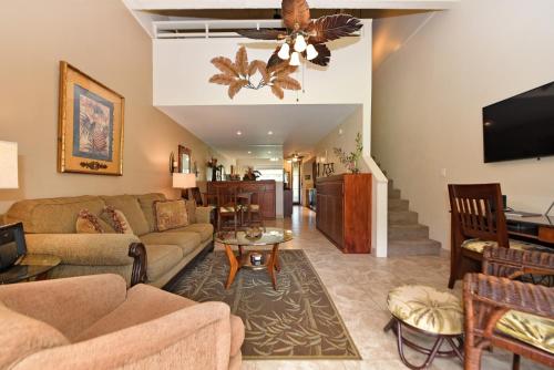 uma sala de estar com um sofá e uma televisão em Maui Kaanapali Villas #B233 em Lahaina