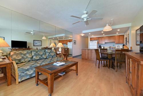 un salon et une cuisine avec un canapé et une table dans l'établissement Kahana Reef #414, à Kahana