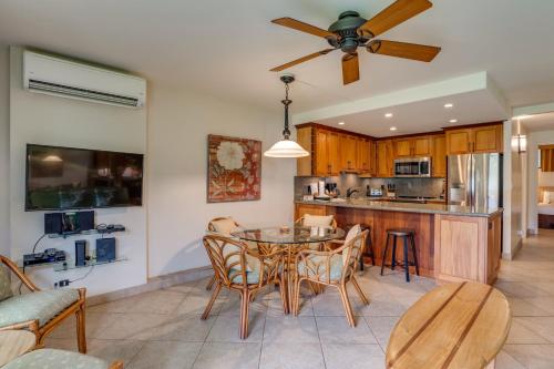 uma sala de jantar e cozinha com mesa e cadeiras em Papakea #G106 em Kahana