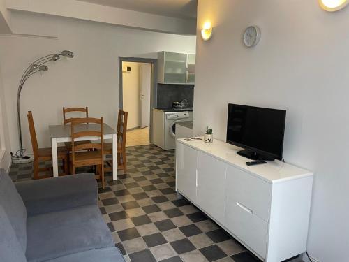 una sala de estar con TV en un armario blanco en Gîte Alet les bains, en Alet-les-Bains