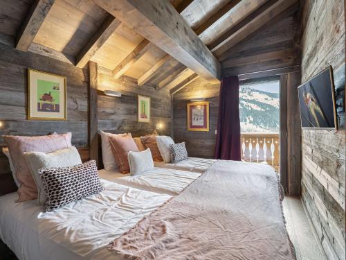 a bedroom with two beds in a room at Chalet Méribel, 3 pièces, 5 personnes - FR-1-566-9 in Les Allues