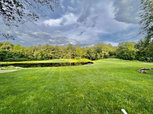 Ein Garten an der Unterkunft The Greens at Londonderry Links