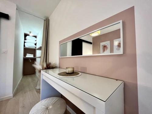 uma casa de banho com um toucador e um espelho. em Superbe appartement au Centre ville/Balcon em Valence